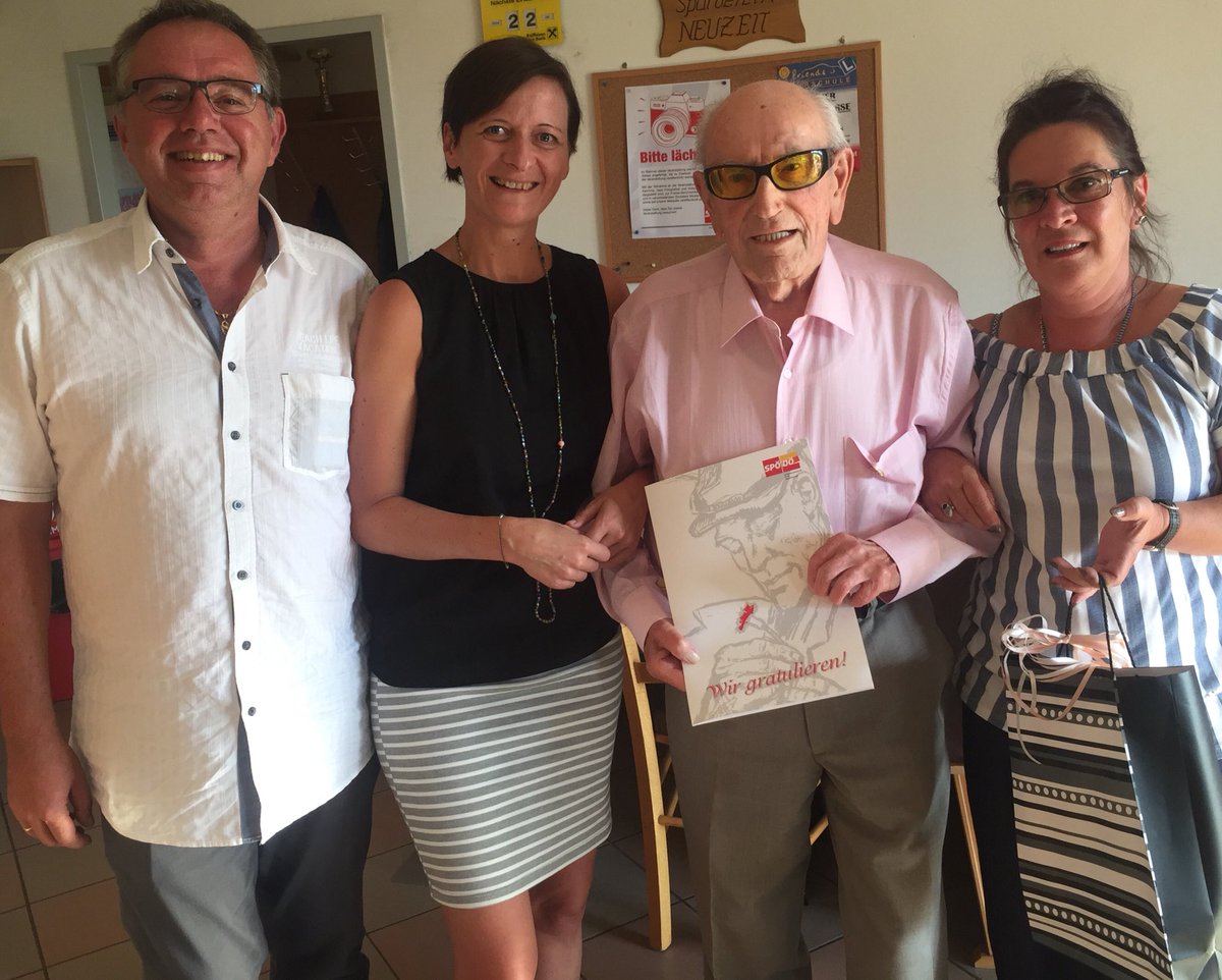 SabineSchatz's tweet image. Bei der Jahreshauptversammlung der #SPÖ Langenstein wurde heute Rupert Neundlinger für 70 (!) Jahre Mitgliedschaft in der @SPOE_at geehrt. Rupert, mittlerweile 94 Jahre alt, war von 1961 bis 1983 Bürgermeister in #Langenstein, ein echter Roter halt!