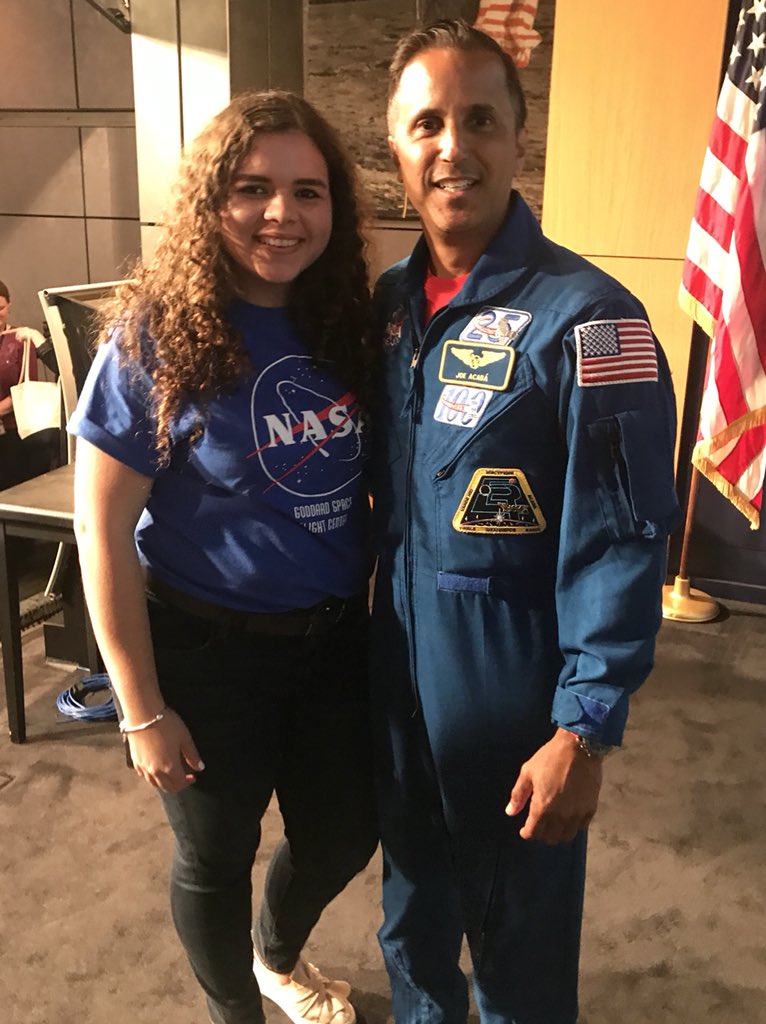 gabsfebus_'s tweet image. So’ I met the boricua astronaut Joseph Acaba 🚀🇵🇷 #NASAIntern