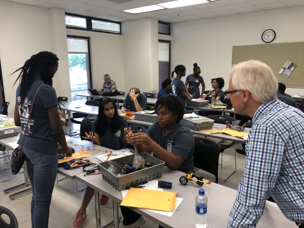 UofMemphisEngr's tweet image. @HerffDean visiting with @SETWC_UofM high school #transportationacademy students today as they prepare for final Transportation Challenge @uofmemphis!