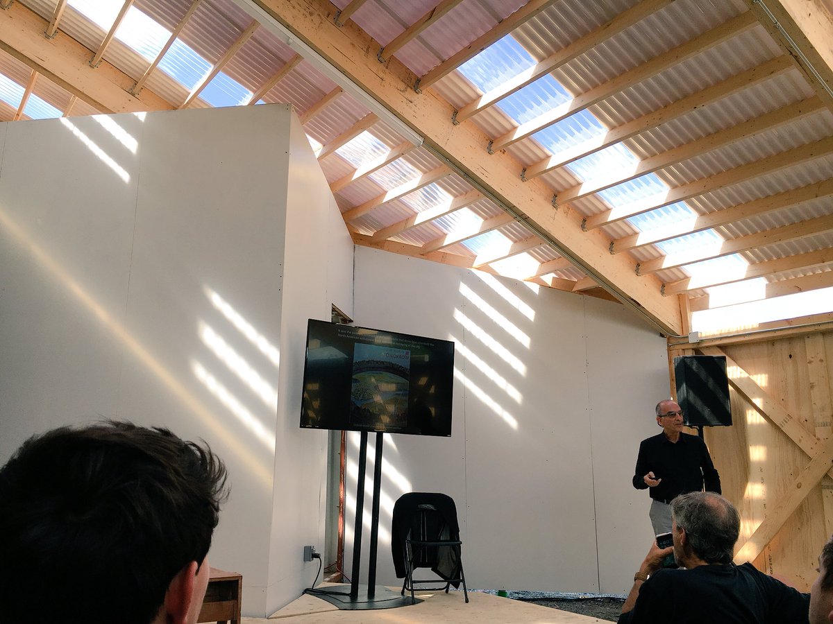 Revenir ici un an plus tard. Belle évolution du #campusmil 👏🏻 Ici pour découvrir le nouveau hall de conférences et assister à celle de Ken Greenberg sur l’urbanisme centré sur l’humain grâce à la technologique #FrontièreIA