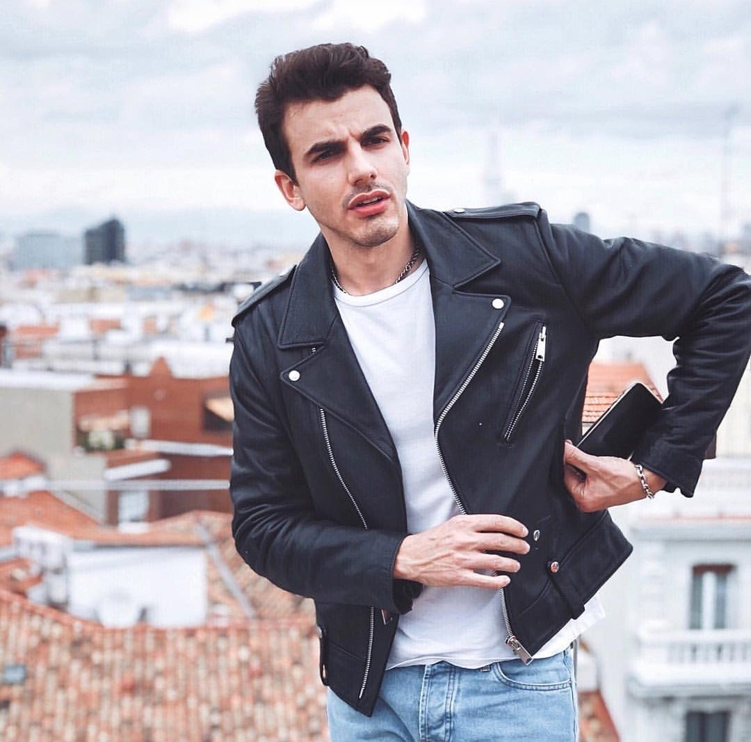 Happy birthday to Santiago Talledo! You\re one of my first idols! Love ya and I wish you are happy! 
