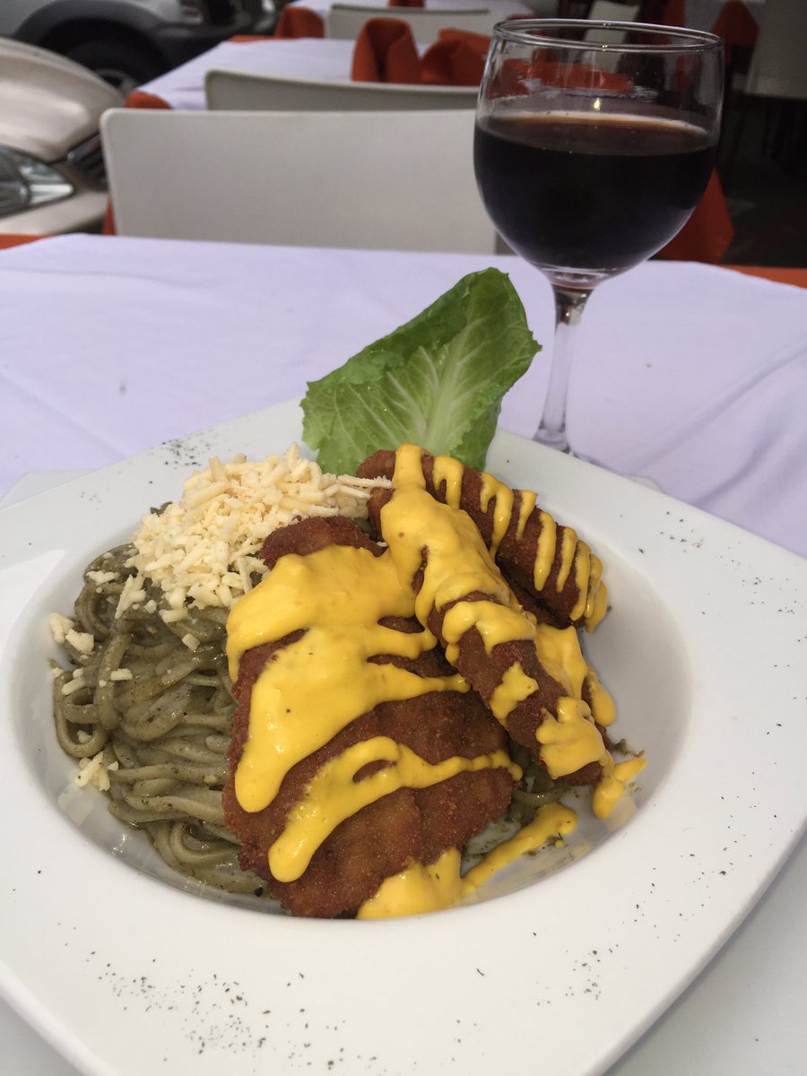 chirurest's tweet photo. Come rico, come diferente. Disfruta de unos deliciosos Tallarines de pesto con milanesa de res. #VenAChiru #Food https://t.co/O2H1v6yRaF