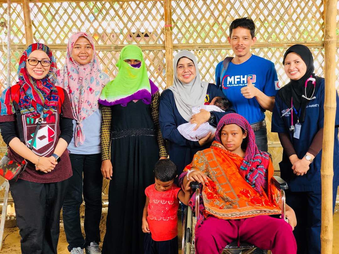 drmusanordin's tweet photo. 27 Ramadan 2018
M’sian doctors @ M’sian Field Hospital @ Refugee Camp @ Bangladesh battled to save bleeding lady post-cesarean. 2 laparotomies done. Blood loss 8L. Transfused 18 pints. Doctors donated their own blood! She survived and was discharged home with baby!  الله اكبر https://t.co/cM5XvYtEJa