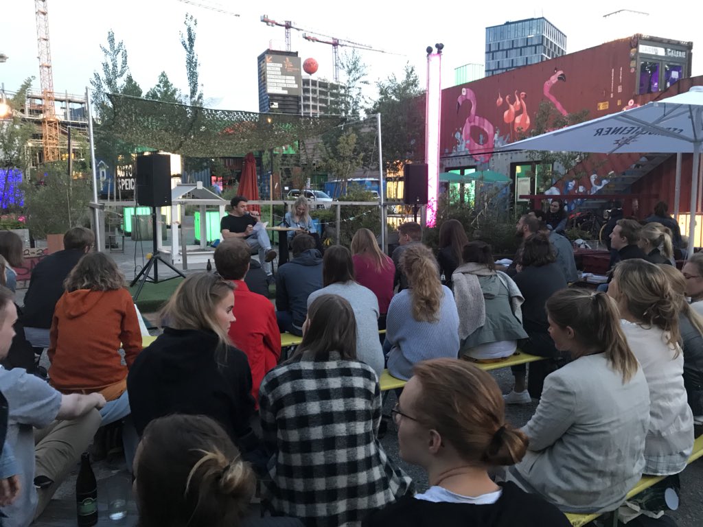 JanaStegemann's tweet photo. Große Teile Münchens versammeln sich im #ContainerCollective um @jetzt-Texten zu hören, den Ketchup-Song am Text zu erraten - und zu erfahren, dass @pawehner ohne Bart keine Kippen an der Tanke bekommt. #Kneipenabend https://t.co/XxpIBfViVi