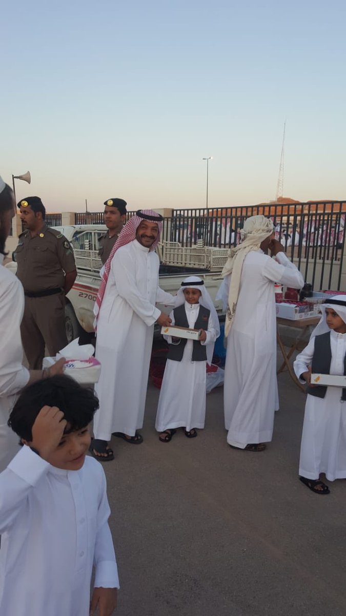 VolunteerismT's tweet photo. أستقبل #فريق_الخير_التطوعي                                      المصلين وأبناء الحي قبل صلاة العيد بالإفطار إتباعاً للسنة.                                                                               وكل عام وانتم بخير https://t.co/oKLsLE7BCi
