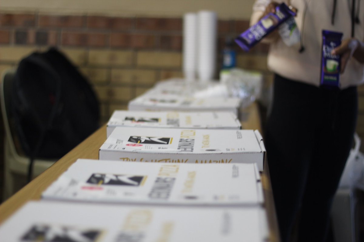 Pule_23's tweet photo. Retweeted Tiyani: #gkVacWork Prieska, 09 - 13 July (@TiyaniTee):
There is a thing between Pizza π and Code π» #AirQualityHack @DebonairsPizza #tech #code @OpenDataZA @Geekulcha https://t.co/EKJByh803M