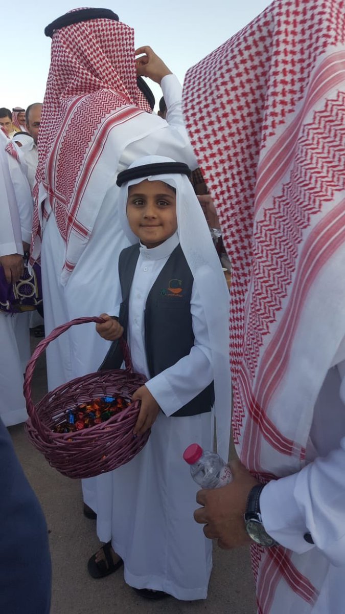 VolunteerismT's tweet photo. #فريق_الخير_التطوعي                                           يقوم بمعايدة أبناء الحي بعد صلاة العيد.                أعاده الله علينا وعلى المسلمين. https://t.co/TUabg6rgCU
