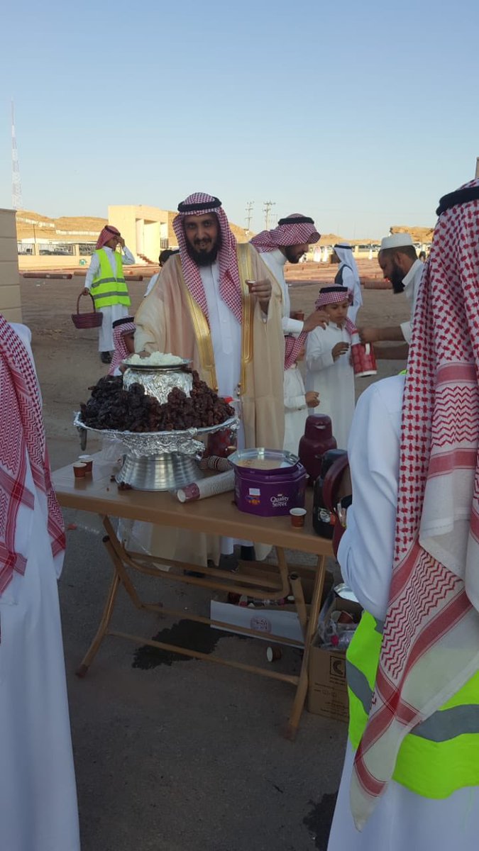 VolunteerismT's tweet photo. #فريق_الخير_التطوعي                                           يقوم بمعايدة أبناء الحي بعد صلاة العيد.                أعاده الله علينا وعلى المسلمين. https://t.co/TUabg6rgCU