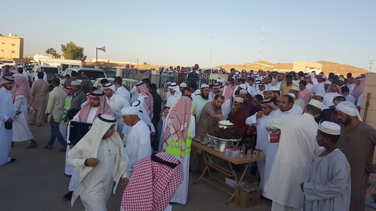 VolunteerismT's tweet photo. #فريق_الخير_التطوعي                                           يقوم بمعايدة أبناء الحي بعد صلاة العيد.                أعاده الله علينا وعلى المسلمين. https://t.co/TUabg6rgCU