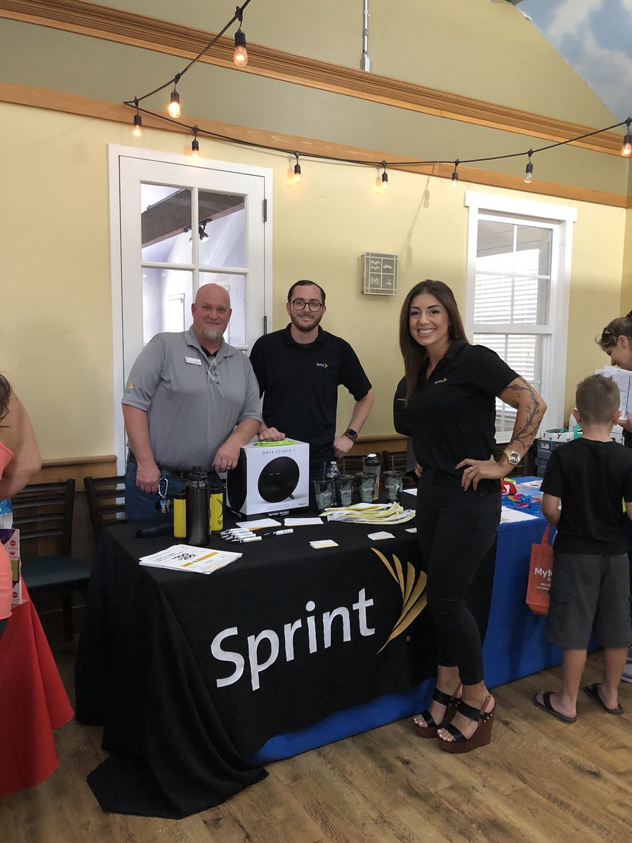 @SprintPerris showed up and <a href="/ATT/">AT&T</a> walked out of the building. <a href="/Verizon/">Verizon</a> &amp; @tmobile jumped through the window...not sure which was funnier! <a href="/KristianAllos/">Kristian Allos</a> #TeamPerris