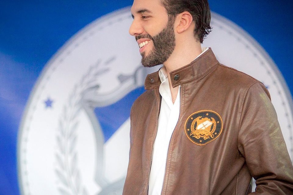 EverMartell_'s tweet photo. Como cuando @emuyshondt intenta hacer una chaqueta como @nayibbukele pero se la manufacturan en China. #netoyadas https://t.co/ZdR4MzgJ98