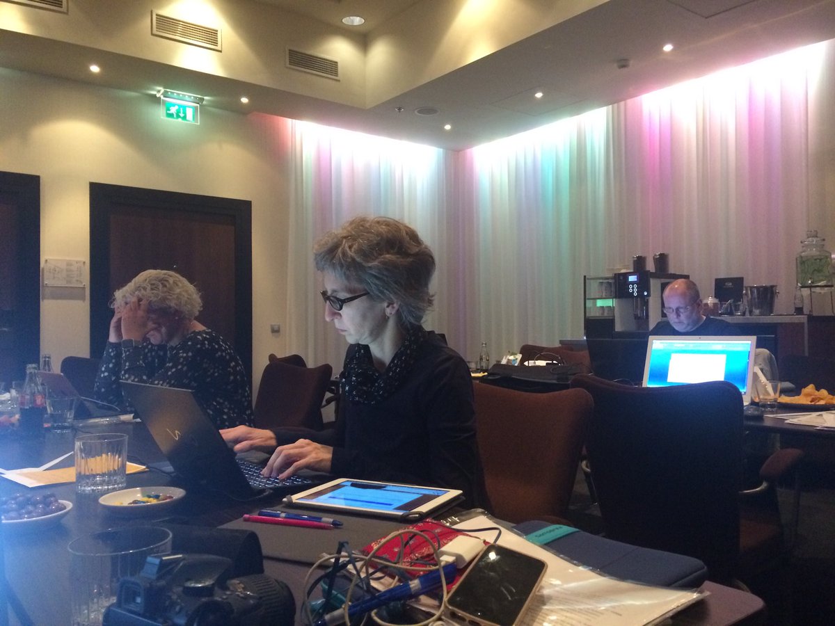 SEReumatologia's tweet photo. Aquí siguen nuestros revisores de #EularReview18, trabajando para que mañana tengáis los mejores resúmenes de la jornada de hoy en #EULAR18 https://t.co/LG1Pp3IqGh