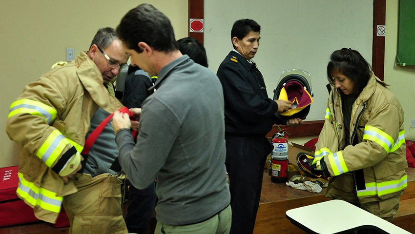 Armada_Arg's tweet photo. Instructores de la Escuela de Técnicas y Tácticas Navales #ESTT, coordinados por la Agrupación de Buques Hidrográficos #APBH, capacitaron en técnicas de supervivencia, seguridad personal y responsabilidad social a 24 científicos del #CONICET https://t.co/7IvkkPsNy7 https://t.co/m0m3D0wgUB