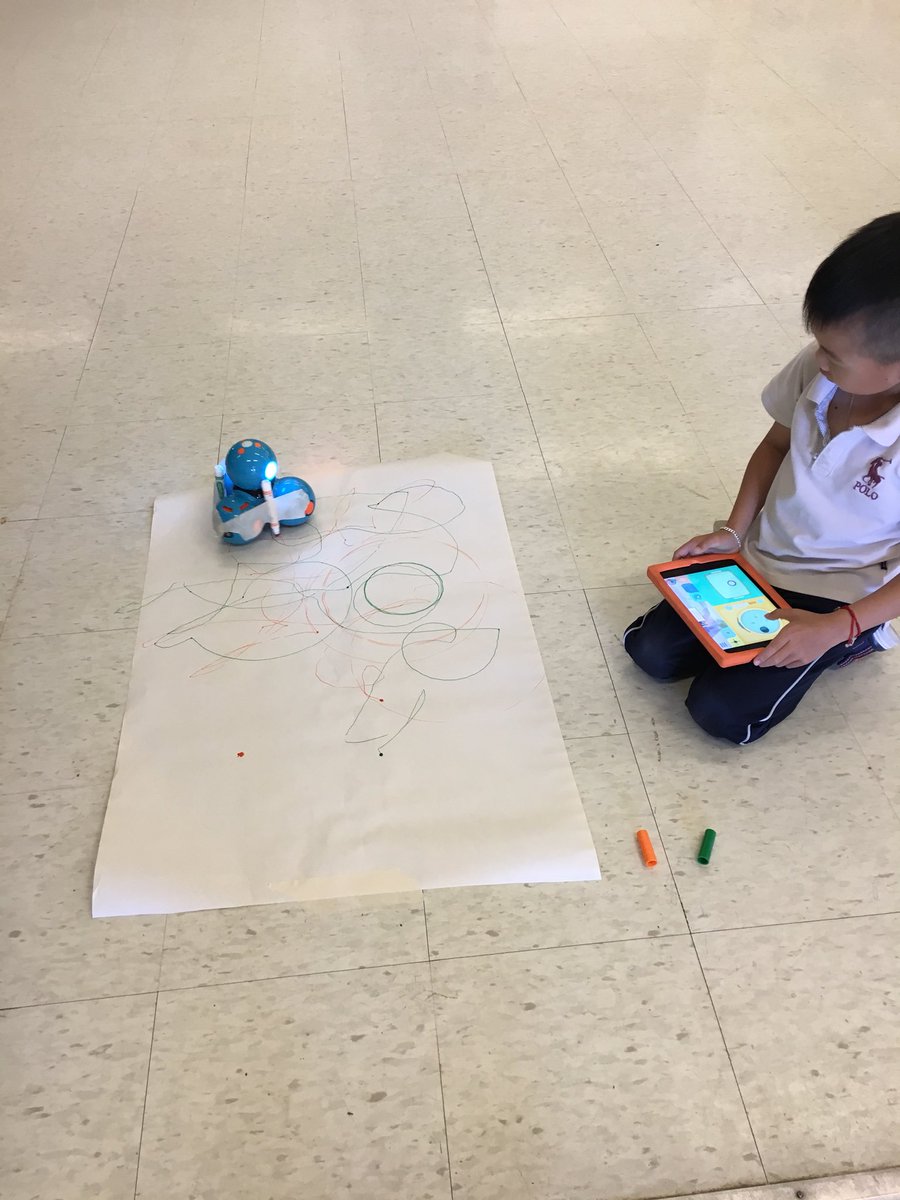 CZikovitz's tweet image. Between playing soccer and drawing, Dash had a busy morning! #betterthanaworksheet @lstrangway @LC2_TDSB @TDSB_Robotics