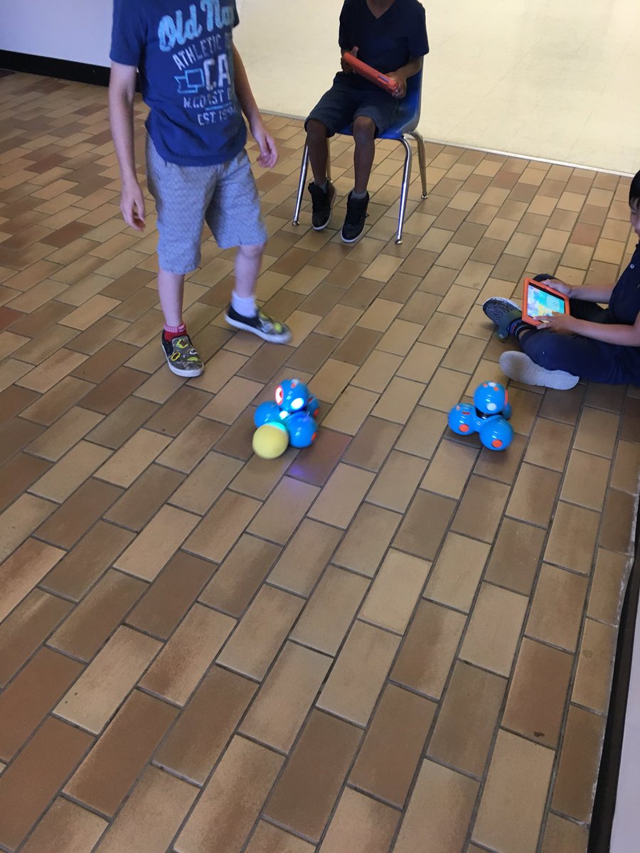 CZikovitz's tweet image. Between playing soccer and drawing, Dash had a busy morning! #betterthanaworksheet @lstrangway @LC2_TDSB @TDSB_Robotics