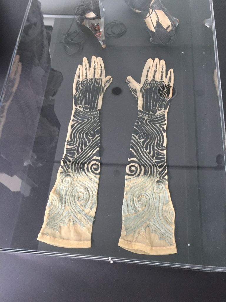 DesignerCourses's tweet image. Fabulous pair of embroidered net gloves from Inside Arc at @FashionSpaceLDN @LCFLondon - a peek inside a fashionista's collection of couture pieces with stories to tell... Our Glove-making evening course starts 19 Sept @ArtWorkersGuild - buff.ly/2JHRiX7