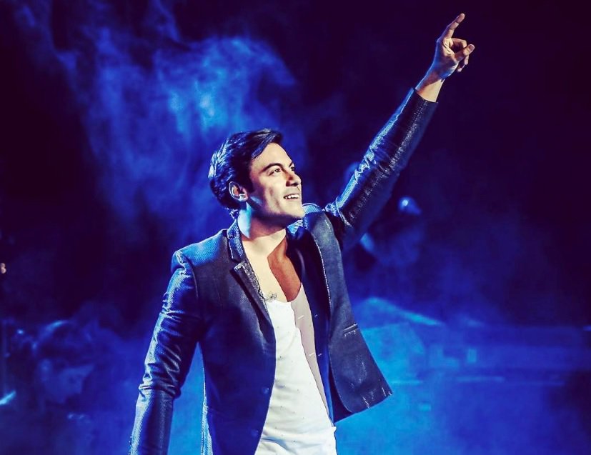 radiofanatica_'s tweet photo. "TU JUEGO DE AJEDREZ" @_CarlosRivera
#LosViernesSonDeRivera
https://t.co/fJPoAfgkag | 107.6 #Madrid
Puede que #parezca un peón,
Pero tengo un #reino y su riqueza
Que algunos le #llaman corazón,
Y voy a hacer que #borre tu tristeza ... ❤️🎶🎶 https://t.co/VqL7oGppc6
