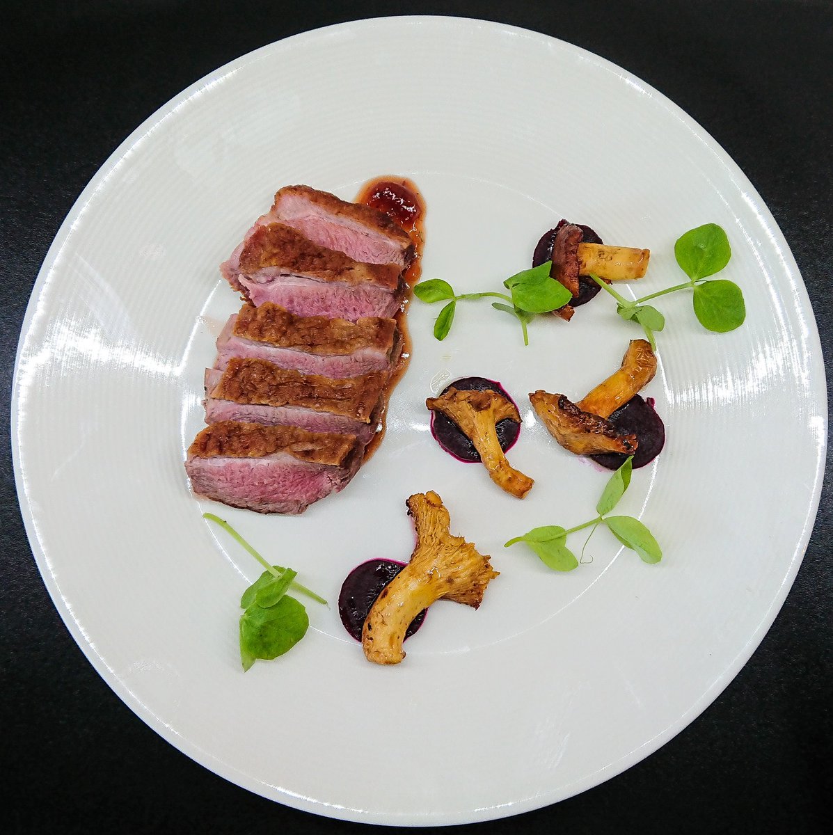 _littlebrowndog's tweet photo. Pan fried duck, gooseberry and port reduction, horseradish, juniper and Glendronach beetroot, butter and fino emulsion chanterelles and pea shoots with pommes parmentier and British asparagus #cookingwithscotch #andsherry #andport https://t.co/SlhzhhvIGm
