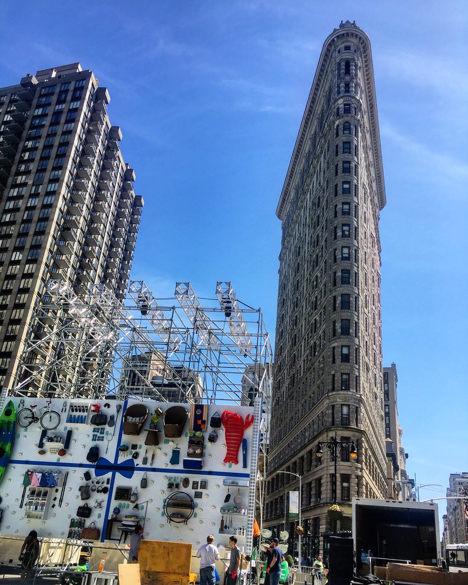 What about this! 😈 walking Chelsea &amp;  <a href="/flatironny/">Flatiron & NoMad, NYC</a> @madsqparknyc in Manhattan  #latinx #photography <a href="/EmpireStateBldg/">Empire State Building</a>  #flatironbuilding #nycphotographer #architecture #arquitectura #fotografia <a href="/LatinoEvents/">L.E. Magazine</a> <a href="/ProyectoRoraima/">ALEX GUERRERO</a> <a href="/Travesias/">Alex Guerrero</a>