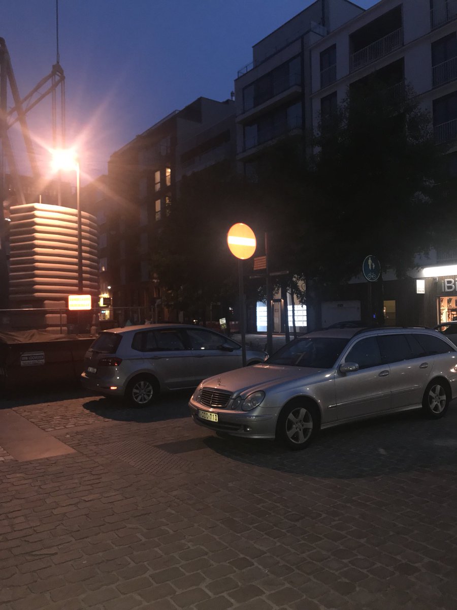 SamMentink's tweet photo. Voetgangers en fietserszone in Nassaustraat onbereikbaar/geblokkeerd door meerdere verkeerd geparkeerde auto’s. @LPAntwerpen @Stad_Antwerpen https://t.co/oLE7qHWxv5