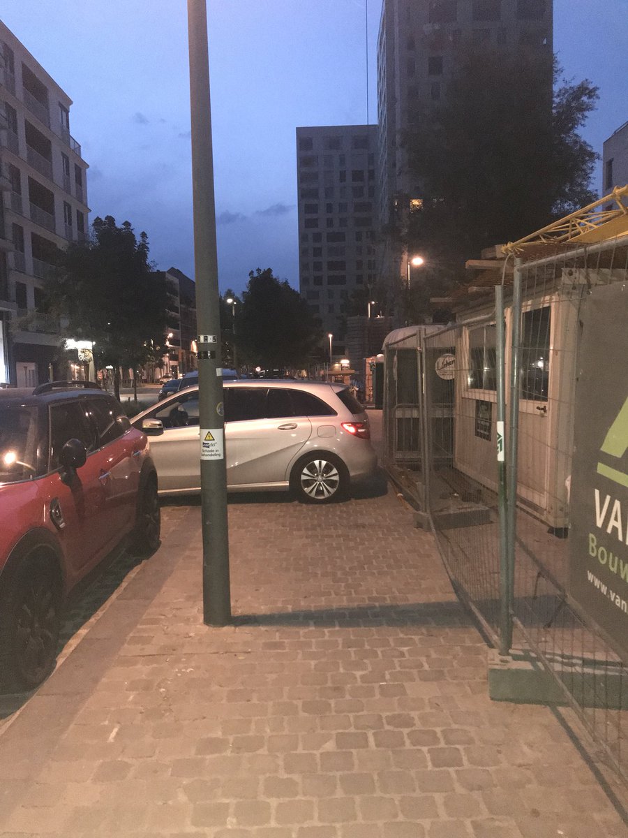 Voetgangers en fietserszone in Nassaustraat onbereikbaar/geblokkeerd door meerdere verkeerd geparkeerde auto’s. @LPAntwerpen <a href="/Stad_Antwerpen/">Stad Antwerpen</a>