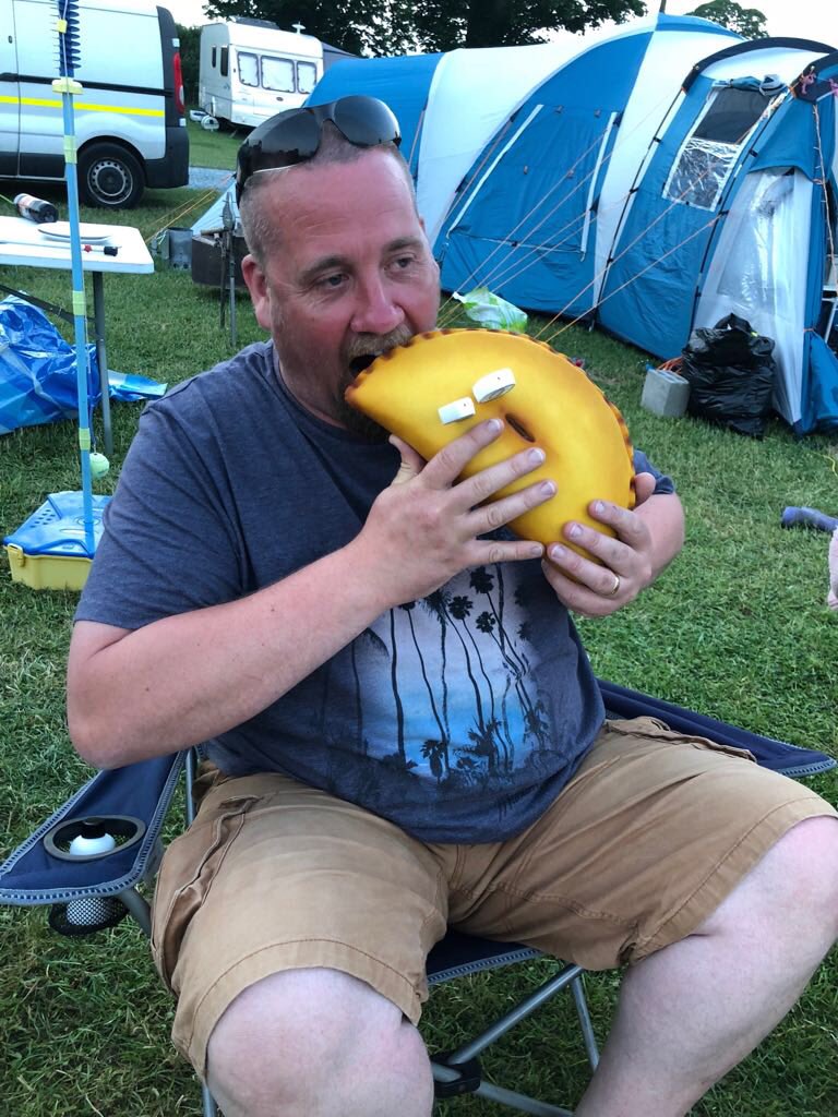 JonsCakes's tweet photo. Anthony is a big fan of Carrs Pasties in Bolton so there could only be one birthday cake for his 40th. 
#carrspasties #itsacakenotapastie #cakedecorating #cake #cakemanchester #manchester #40thbirthday #bolton #pasties #birthdaycake #birthday https://t.co/6EZfX2SZ9x