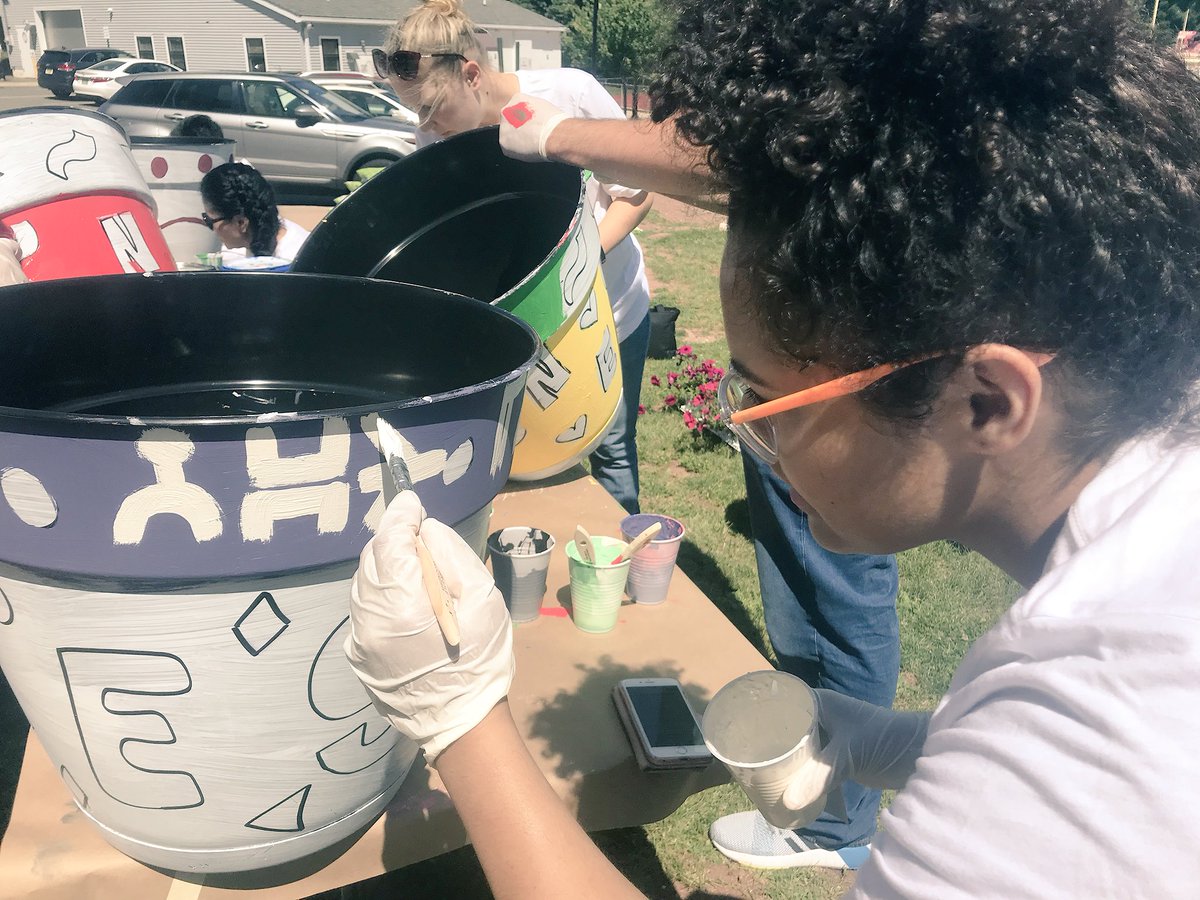 JerseyCares's tweet photo. Custom planter murals at @hpschoolsnj with @LOrealUSA today. Nothing starts a weekend right like a revitalization Friday! #lorealgivesback #volunteer #BeTheChange https://t.co/02INEkytyE