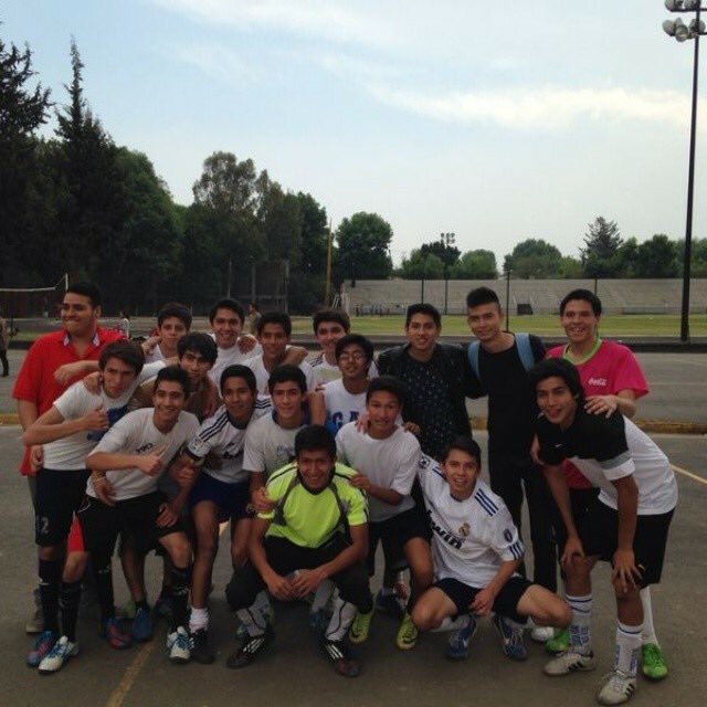 Maxbaruyo's tweet photo. @escalonagaona @Macs_Ferreyra Esos “putos” les metimos la corneta bien rico. Así festejó aquel equipo campeón @CNiupi ❤️⚽️🏆🏆🏆 https://t.co/37u84BnHYm