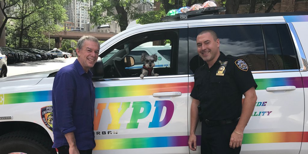Elvis Duran in front of NYPD PRIDE car