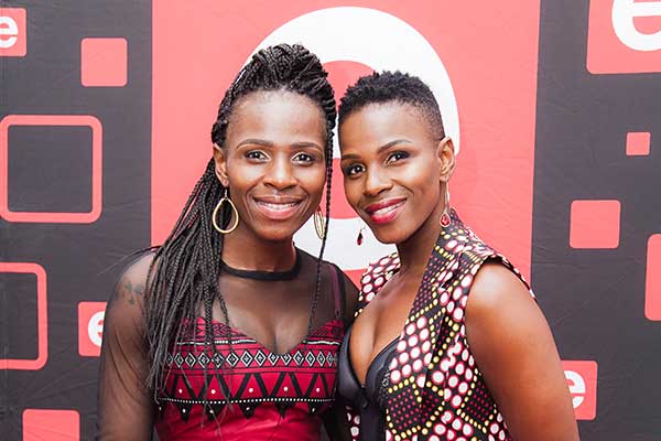 sarnneh's tweet photo. OK for 1munite I thought to myself "sesenziwa ilima mnjer lah kwi mbewu" I thought it was the same person lool ay niyafana boo and nibahle @NokuKhuzwayo and her Ccster https://t.co/E2y4piNdjJ