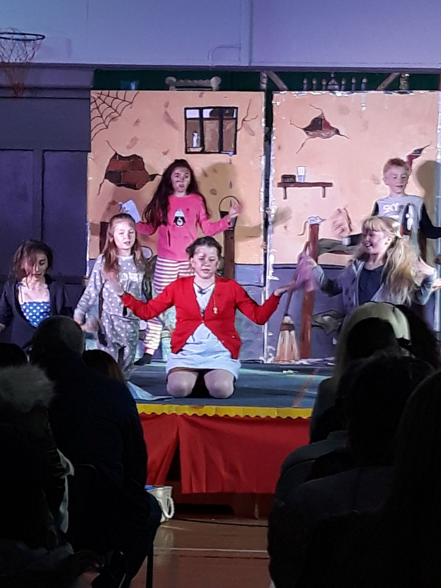 dan070184's tweet photo. @BalornockPS Annie show ❤️ https://t.co/8hWUYzAkAq