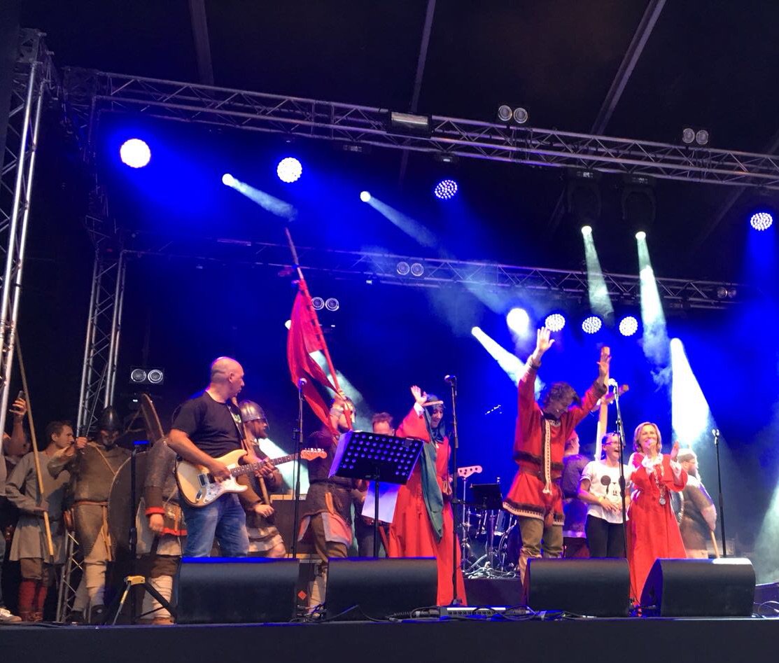 GraafDirkIII's tweet photo. Het Veerplein trilde op zijn voegen tijdens de rockopera Dirk III Superstar! Graaf Dirk III had zijn zwaard verruilt voor een gitaar en swingde erop los. En hij niet alleen!
#vlaardingen1018 #stadsspektakel #flardinga #dirkiiisuperstar #rockopera #jorislutz #slagbijvlaardingen https://t.co/49Y6aeVMXv