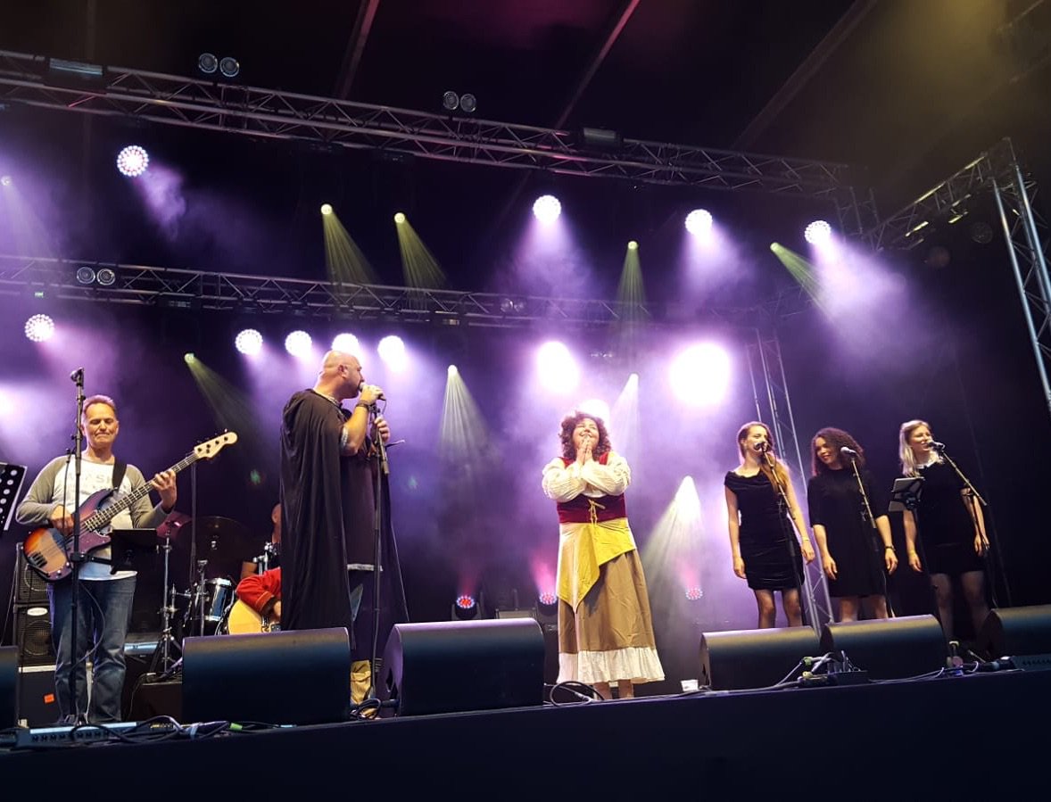 GraafDirkIII's tweet photo. Het Veerplein trilde op zijn voegen tijdens de rockopera Dirk III Superstar! Graaf Dirk III had zijn zwaard verruilt voor een gitaar en swingde erop los. En hij niet alleen!
#vlaardingen1018 #stadsspektakel #flardinga #dirkiiisuperstar #rockopera #jorislutz #slagbijvlaardingen https://t.co/49Y6aeVMXv