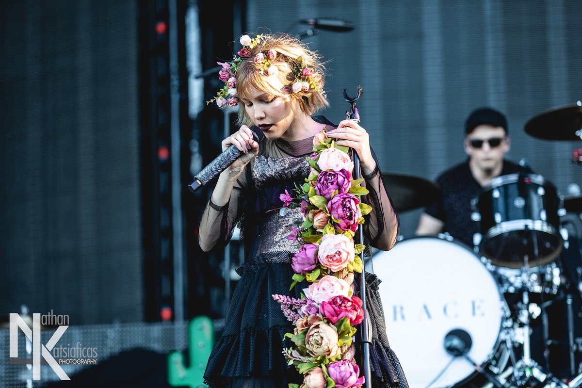 @GraceVanderWaal Gorgeous photos by @NKatsPhoto from the June 8 Bangor, Maine show!! Grace in her radiant floral perfection! 🤩💐🌸  

puregrainaudio.com/photos/imagine…