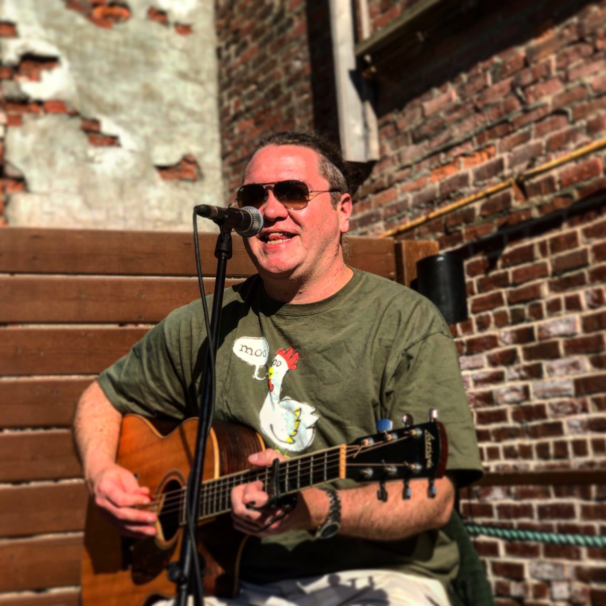 Sean Roach is live on Steamers Patio until 9pm tonight.☀️🎤🎸🍺🦀