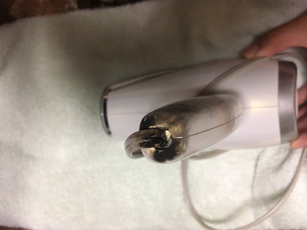 تويتر えりくそん Alc على تويتر 昨日髪の毛乾かしてたら ドライヤーがぶっ壊れた 火花出てショートした 美白のドライヤー氏 一部ガングロ化 びっくりしてその場に投げ捨てたんやが 火事になんなくてよかった とりあえず おニュー買いに行ってくるゾ