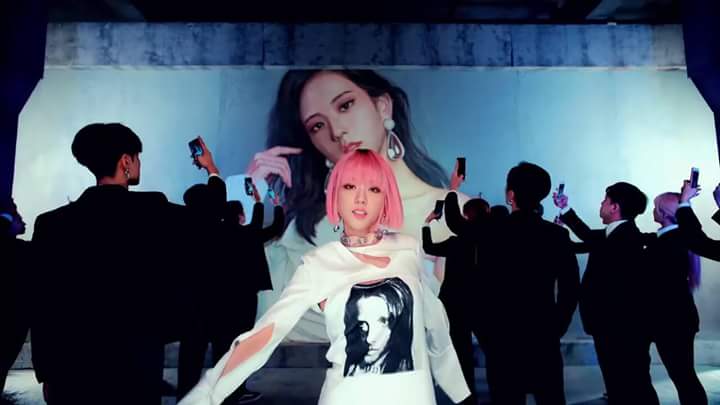 Limbernadette26's tweet photo. at tumigil ang mundo nang matapilok si Jisoo😂 Natapilok, Nadapa ,Umawra!😆 https://t.co/AYANGFncTb