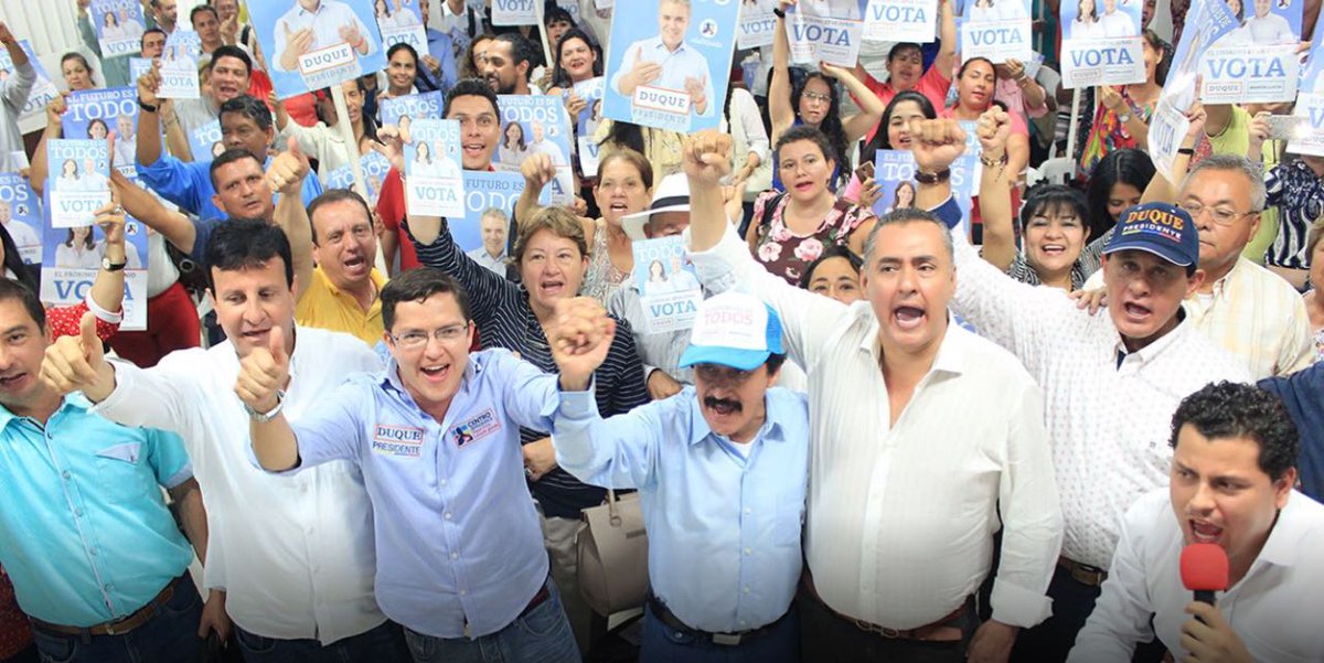 BernabeSenador's tweet photo. Excelente reunión esta noche con los concejales del área metropolitana de Bucaramanga y los lideres del equipo del senador beranbe celis para coordinar el día electoral de nuestro próximo presidente el Dr @IvanDuque #ElFuturoEsDeTodos https://t.co/KldBcOLnkm