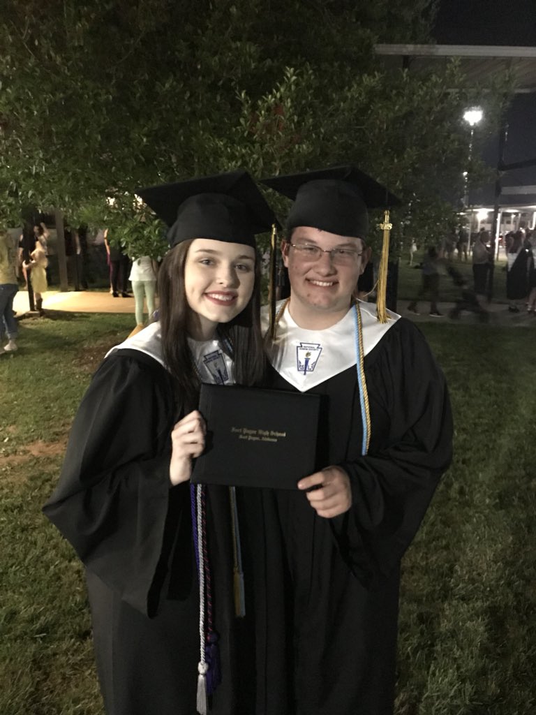 teresaah2_'s tweet photo. #gradgoals2018 #CHGraduates @CourseHero #ILoveMyCoworkers Super thankful for my amazing coworkers/friends !! Wouldnโt have gotten this far without them ๐๐ https://t.co/ogoq2kuDEr