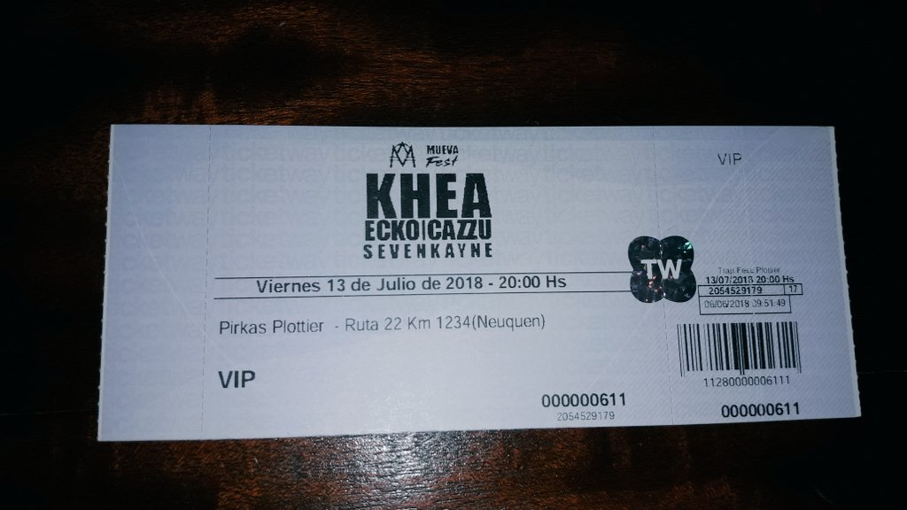 herexkhea's tweet photo. Hoy llegué a mi casa, estaba con unas amigas estudiando, me tapan los ojos y era mi prima con esto y me dijo " te acordas cuando estabamos acostada mirando fotos de chicas abrazadas con khea y vos llorabas porque no lo ibas a poder lograr?. Vas a cumplir tu sueño prima " @kheayf https://t.co/jrhijPqm03