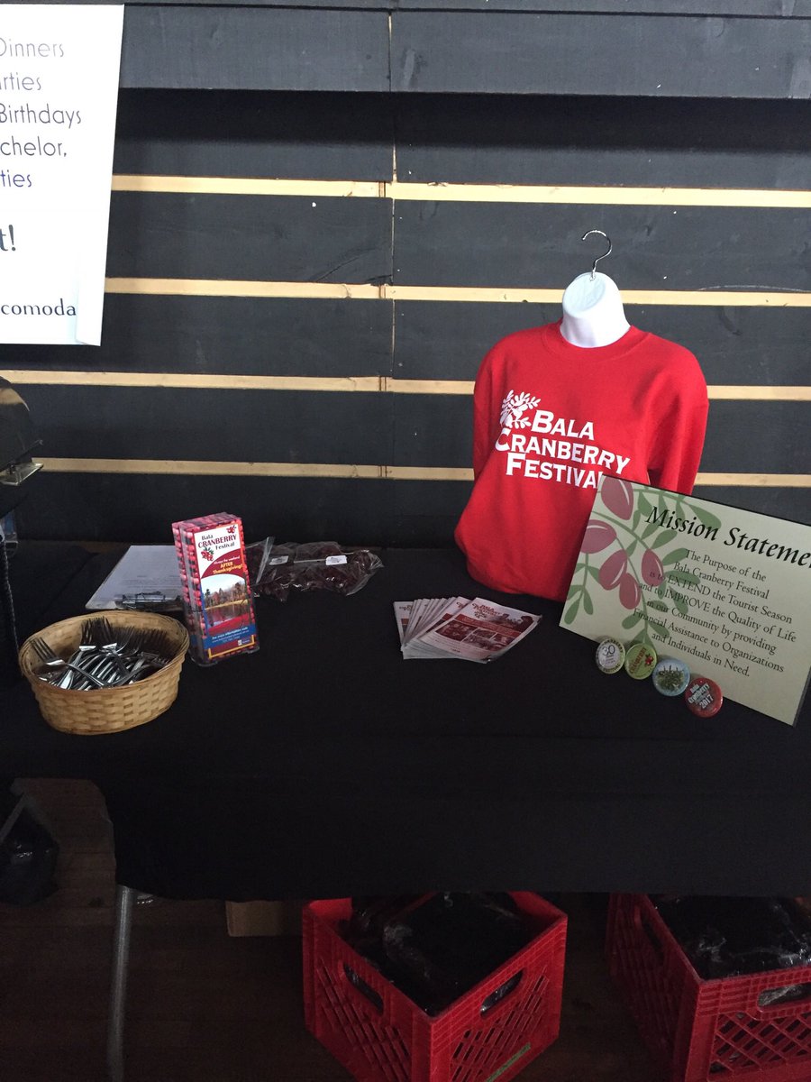 BalaCranberry's tweet photo. Got to meet lots of great locals and cottages at #spotlight Muskoka tonight. Sharing our community spirit. Thanks to @MuskokaLksCC for hosting #cranfest2018 https://t.co/9acbTpm5va