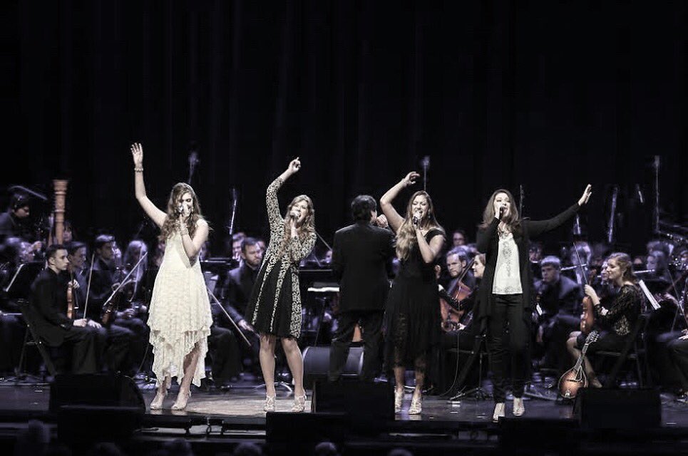 TheHallSisters's tweet photo. #FlashbackFriday to singing at the @opry at #fasa2016 ๐๐ถ #grandoleopry https://t.co/F6XFolPk6g