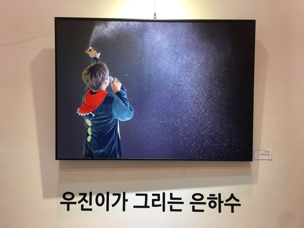 flower_year's tweet photo. #OTW 
우진이 전시회ㅠㅠㅠ 우진이 사진 너무 이뻐요ㅠㅠㅠ 오늘  프듀 1주년인데 프듀때의 우진이 사진도 볼 수 있어서 너무 행복해요ㅠㅠㅠㅜ 진짜 너무너무 행복하다ㅜㅠㅜ https://t.co/p90jog2PQa