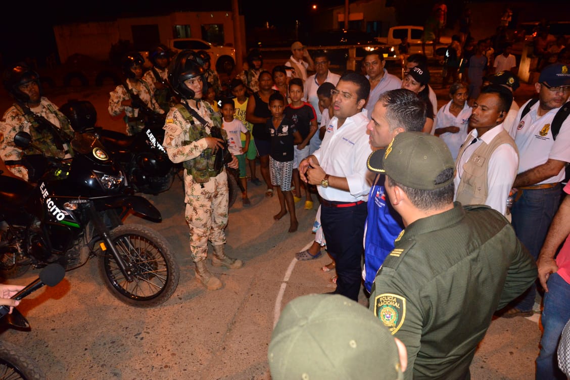 TutoUhiaAlcalde's tweet photo. Culminamos la #CaminataPorLaSeguridad en #ColaDelCaballo solicitándole a la Fuerza Pública su acompañamiento constante en este sector de la comuna dos. Seguiremos trabajando en esta estrategia de acercamiento comunitario, una tríada de buen gobierno que avanza. https://t.co/o0SCeNBBd8