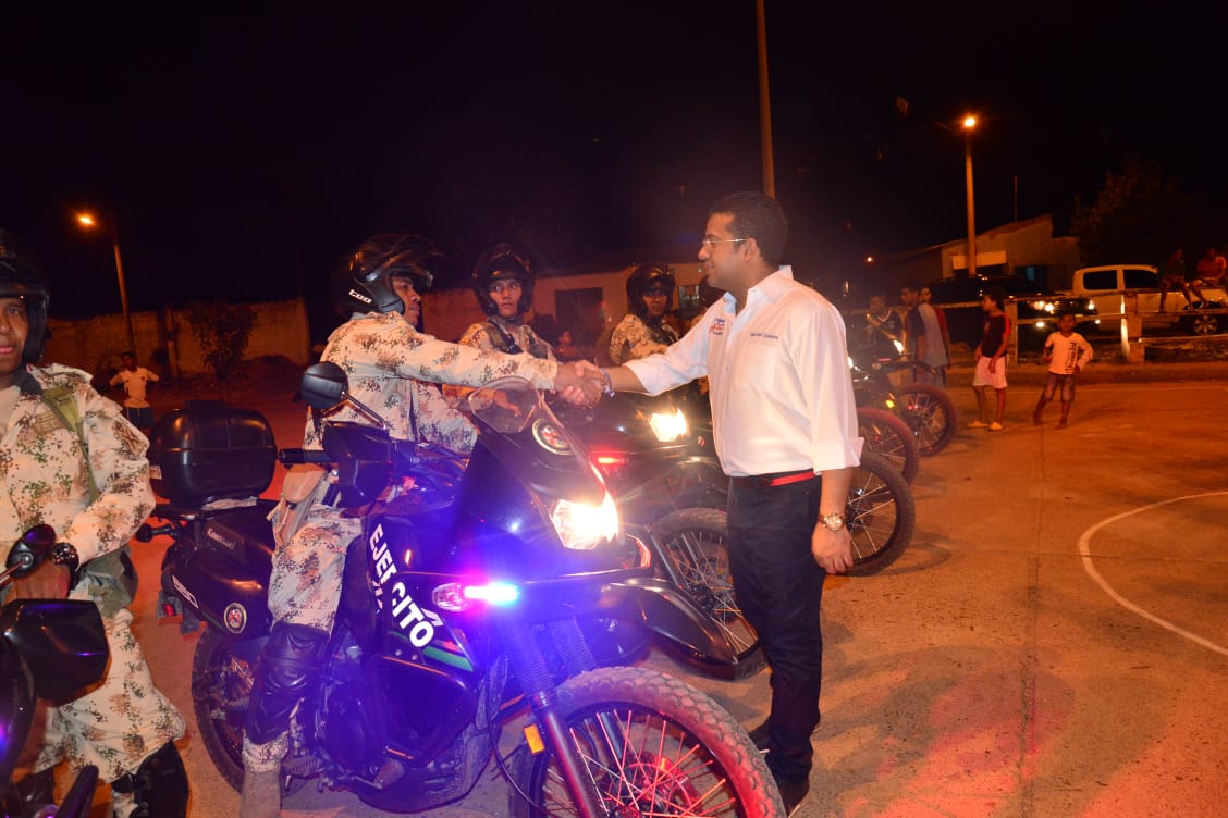 TutoUhiaAlcalde's tweet photo. Culminamos la #CaminataPorLaSeguridad en #ColaDelCaballo solicitándole a la Fuerza Pública su acompañamiento constante en este sector de la comuna dos. Seguiremos trabajando en esta estrategia de acercamiento comunitario, una tríada de buen gobierno que avanza. https://t.co/o0SCeNBBd8