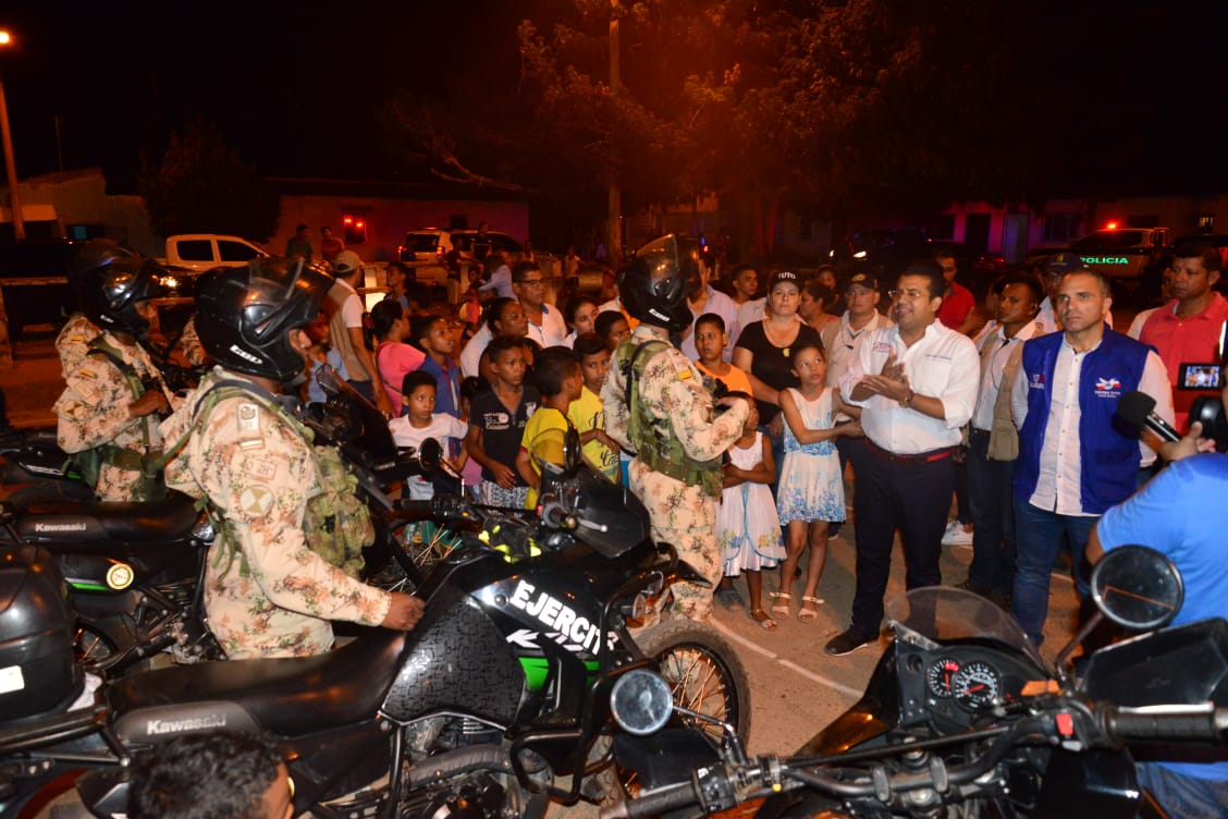 TutoUhiaAlcalde's tweet photo. Culminamos la #CaminataPorLaSeguridad en #ColaDelCaballo solicitándole a la Fuerza Pública su acompañamiento constante en este sector de la comuna dos. Seguiremos trabajando en esta estrategia de acercamiento comunitario, una tríada de buen gobierno que avanza. https://t.co/o0SCeNBBd8