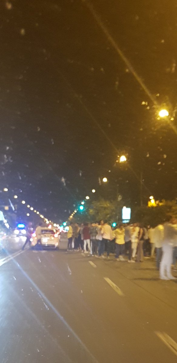 Cerrar terrazas a mitad de la noche estando llenas... Sin pensar la consecuencia de echar a la calle a todos de golpe
<a href="/Ayto_Sevilla/">Ayuntamiento de Sevilla</a> Gracias por seguir dando trabajo.. 😡