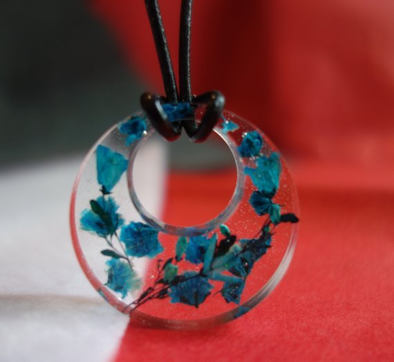 A new beautiful pendant ready to ship! buff.ly/2ldVUoR #tealpendant #tealflowers #pressedflowerpendant #donutpendant #flowerpendant #flowernecklace #donutnecklace #tealflowers #uniquegifts #springfashion #springnecklace #springtime #summernecklace #summerpendant #etsy