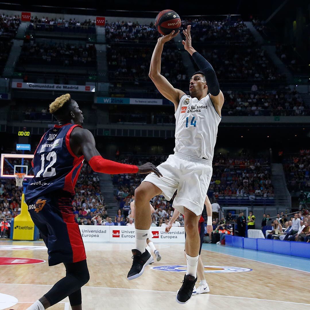 23Llull's tweet photo. Trabajo bien hecho para el 1-1 en estas finales. 
Hacia Vitoria ahora y pensando ya en el domingo. 
Gracias por el apoyo Palacio 👏🏻
#HalaMadrid https://t.co/6bKf1JDjeB