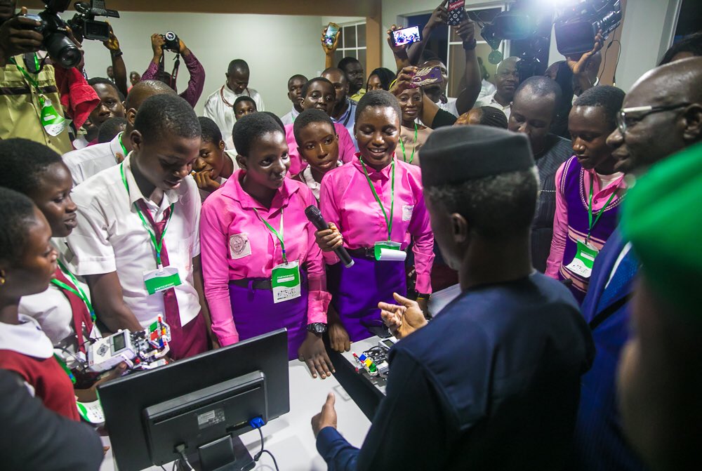 Opetuyii's tweet photo. Vice President @ProfOsinbajo interacts with innovative students during his tour of @SSInnovationHub.
๐ธ@novoisioro
#VPAtSSHub
@MsLami_A
@LanreOsibona https://t.co/DfzufEBJtC